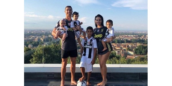 Ronaldo usa a Camisola da Juventus para toda a família
